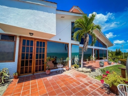 Se vende casa frente al mar en Costa Esmeralda, San Carlos
